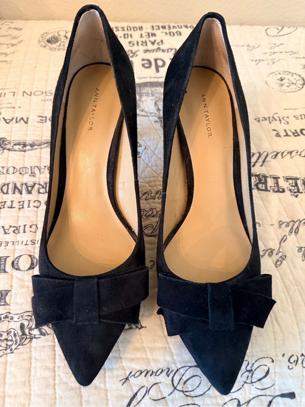 Ann Taylor Classic Black Suede Pointed-Toe Pumps with Bow Accent Size 8 - Picture 3 of 12